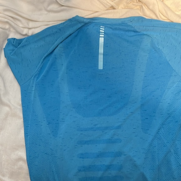 Men’s heat gear running shirt. Size XXL - Picture 4 of 4